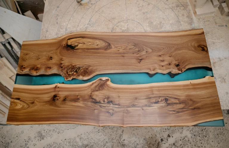Drewniany stół z wypełnieniem z żywicy epoksydowej